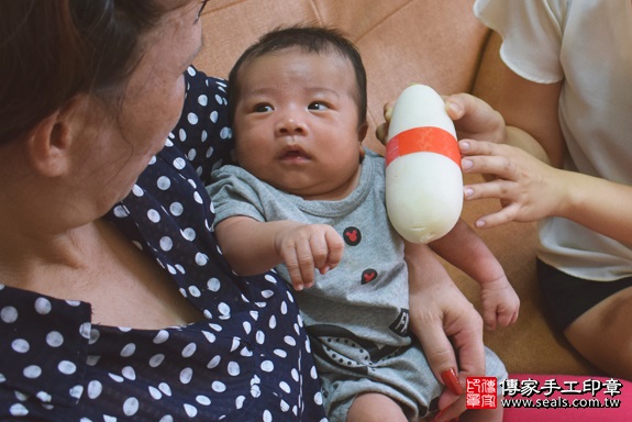 剃胎毛、滿月剃頭、嬰兒剃頭、嬰兒理髮、嬰兒剃髮、嬰兒剃胎毛、嬰兒滿月剃頭、寶寶剃頭、剃胎毛儀式、剃胎毛吉祥話、滿月剃頭儀式、滿月剃頭吉祥話、寶寶剃胎毛、寶寶滿月剃頭理髮、 台南市新化地區剃胎毛、台南市新化地區滿月剃頭、台南市新化地區嬰兒剃頭剃胎毛、台南市新化地區嬰兒理髮、台南縣嬰兒剃髮、 黃寶寶(台南新化區到府嬰兒寶寶滿月剃頭理髮、免費到府嬰兒剃胎毛儀式吉祥話)。到府剃頭剃胎毛主持、專業拍照、DVD光碟、證書。★購買「臍帶章、肚臍章、胎毛筆刷印章」贈送：剃頭、收涎、抓周，三選一。2017.08.13照片10